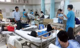 Công nhân được cấp cứu tại bệnh viện. Ảnh: V.D. 
