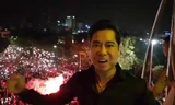 Ca sĩ Ngọc Sơn reo hò giữa hồ Gươm mừng Olympic Việt Nam vào bán kết