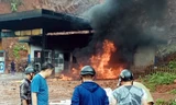 Cây xăng ở Điện Biên bốc cháy ngùn ngụt vì sạt lở