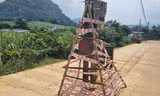 Vụ cột điện án ngữ giữa đường ở Hòa Bình: Chăng dây cảnh báo lấy lệ?