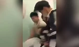 Xích mích với bạn học, nam sinh bị đánh hội đồng ngay trong lớp