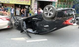 Chiếc ô tô lật ngửa sau tai nạn.