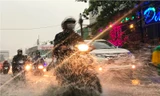 Đường Sài Gòn lại thành sông trong cơn mưa lớn nhất tuần