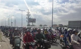 Cửa ngõ Sài Gòn ùn ứ vì dân dừng xe xem xác chết dưới chân cầu