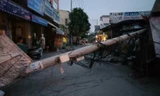Trụ điện gãy đổ chắn ngang đường.
