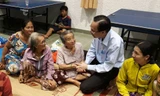 Lãnh đạo UBND TPHCM thăm hỏi người dân tại nơi tránh bão.
