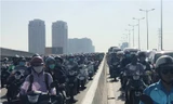 Xe bồn 'đại náo' trên cầu, cửa ngõ Sài Gòn kẹt xe kinh hoàng