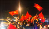 Cổ động viên Sài Gòn trắng đêm mừng Việt Nam vô địch AFF Cup
