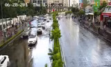 Đường Nguyễn Hữu Cảnh khô ráo sau khi mưa kết thúc 10 phút.