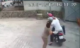 Hai thanh niên giật dây chuyền của người phụ nữ ngay trước cửa nhà