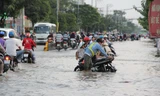 Người dân Sài Gòn vật lộn trong biển nước
