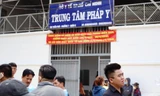 Đến trưa 14/5, nhiều người thân hiệp sĩ vẫn túc trực ở trung tâm pháp y TPHCM.