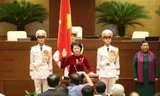 Chủ tịch QH Nguyễn Thị Kim Ngân thực hiện nghi thức tuyên thệ.