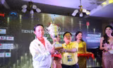 Nhà báo Lê Xuân Sơn, Tổng Biên tập báo Tiền Phong, Trưởng BTC Tiền Phong Golf Championship, trao Cup cho golfer Lê Hùng Nam- nhà vô địch mùa giải đầu tiên