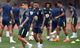 Dàn sao Brazil đưa con tới sân tập trước trận sinh tử với Bỉ