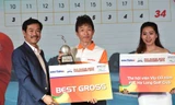 Golfer người Nhật Bản Tomoyoshi Makoto nhận thưởng