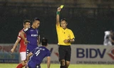 Treo còi vô thời hạn trọng tài 'quên' rút thẻ đỏ ở V-League 
