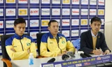 HLV Nguyễn Đức Thắng (giữa) trong buổi trao đổi thông tin với báo chí trước trận đấu. Ảnh: Hồng Vĩnh.
