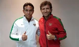 Ông Bima Sakti (trái) và HLV Luis Milla.
