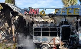 Quán cà phê xe cổ bị cháy rụi