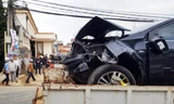 Đầu chiếc ô tô do Quốc điều khiển bị biến dạng sau tai nạn liên hoàn