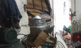 Xe khách tông sập tường nhà.