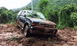 Chiếc ô tô bị đất đá :đẩy" xuống ta luy âm, vừa được lực lượng chức năng cứu hộ