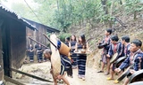 Nhà gái mang lễ vật đến nhà trai để xin cưới