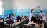 Các em HS đang được điều trị tại Trung tâm y tế Đức Trọng.