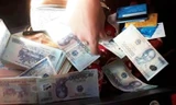 Một số tờ tiền cắt ghép giấu trong cốp xe của đối tượng