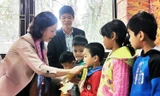 Bà Trương Thị Mai trao quà cho học sinh Làng SOS Đà Lạt
