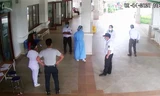 Ông Hùng chống nạnh đe dọa, xúc phạm nhân viên bệnh viện-ảnh cắt từ clip