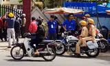 Thí sinh đến trường làm thủ tục dự thi.