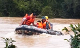 Nước lớn khiến xuồng cứu hộ di chuyển khó khăn.