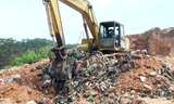 Khui hố rác chôn trái phép trong khuôn viên nhà máy