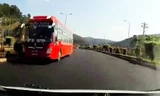 Xe khách giường nằm chạy ngược chiều trên cao tốc - ảnh cắt từ clip