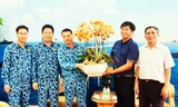 Anh Sang (áo xanh bên phải) tặng hoa lan cho bộ đội Trường Sa