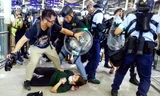 Cảnh sát Hong Kong giải tán biểu tình ở sân bay hôm 13/8. Nguồn: Nikkei
