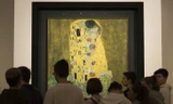 Du khách ngắm bức tranh "Nụ hôn" của Gustav Klimt tại Bảo tàng Upper Belvedere ở Áo. Ảnh: Getty Images.