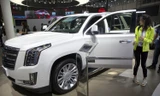 Khách dự triển lãm ô tô Trung Quốc ở Bắc Kinh năm 2018 ngắm xe Mỹ Cadillac Escalade. Đối với hãng General Motors, Trung Quốc là thị trường lớn hơn Mỹ. Ảnh: AP.