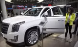 Khách dự triển lãm ô tô Trung Quốc ở Bắc Kinh năm 2018 ngắm xe Mỹ Cadillac Escalade. Đối với hãng General Motors, Trung Quốc là thị trường lớn hơn Mỹ. Ảnh: AP.