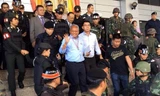 Ông Suthep Thaugsuban (giữa) được trả tự do sau khi nộp bảo lãnh. Nguồn: veooz.com 