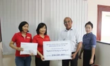 Bà Nguyễn Thị Kim Vinh, Bí thư Đảng ủy, Phó Tổng Giám đốc Công ty Cổ phần Bóng đèn Điện Quang trao ủng hộ cho chương trình “Nghĩa tình Hoàng Sa, Trường Sa”