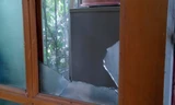 Đối tượng M chém vở ô cửa kính nhà chị Nam. Ảnh Minh Đức
