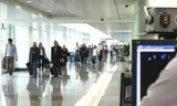  Kiểm tra thân nhiệt của hành khách là cách mà Trung tâm Kiểm dịch y tế quốc tế từng thực hiện tại sân bay Tân Sơn Nhất trong dịch cúm H1N1 trước đây. Ảnh: Thiên Chương (VnExpress)