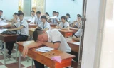 Thí sinh ngủ ngục trong phòng thi (Ảnh: VTC News).