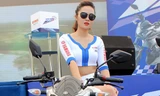 Người đẹp khoe dáng bên xe thể thao Yamaha tại Hà Nội