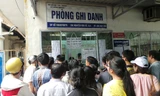  Đông đảo phụ huynh ghi danh tại Cơ sở ngoại ngữ - tin học - bồi dưỡng văn hóa Lê Hồng Phong (Q.5, TP.HCM) sáng 6.6 - Ảnh: Minh Luân (Thanh Niên)