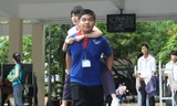  Em Đinh Nguyễn Thùy Linh được sinh viên tình nguyện cõng sau giờ thi. 