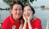 Trường Giang - Nhã Phương tươi cười rạng rỡ, đi giày đôi khi cùng tham gia hoạt động ở Huế